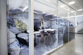 最新贸易公司玻璃隔断效果图