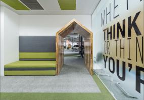 贸易公司玻璃隔断精装修设计图片