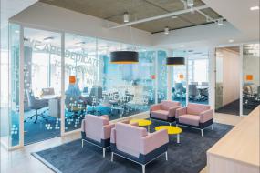 最新贸易公司玻璃隔断装饰设计图