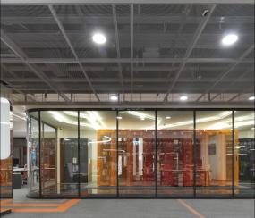 传媒文化公司玻璃隔断设计装饰图