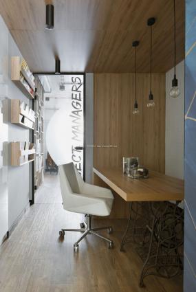 贸易公司玻璃隔断设计装修效果图片