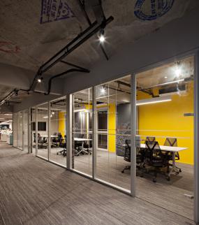 贸易公司玻璃隔断设计装修效果图片大全