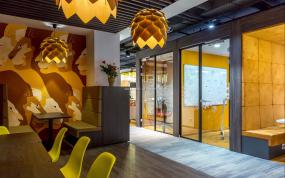 外国公司玻璃隔断装修图片