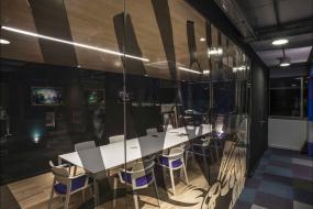 外国公司玻璃隔断装修高清图片