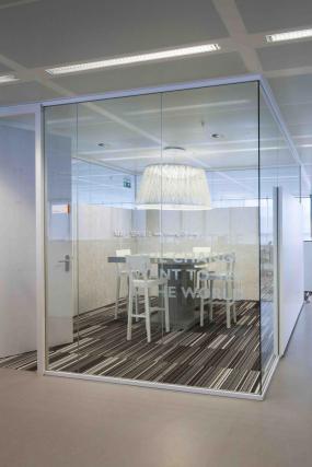 贸易公司玻璃隔断装修设计效果图片