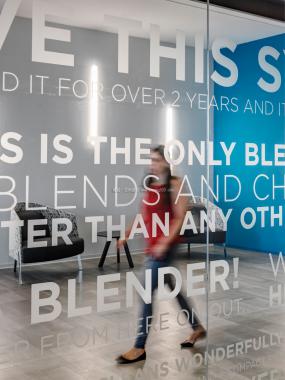 外国公司玻璃隔断图片装修效果图