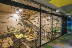 外国公司玻璃隔断装修方案效果图