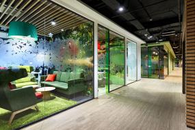 外国公司玻璃隔断装修实物图片