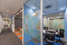 最新贸易公司玻璃隔断设计图片