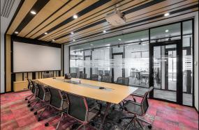 外国公司玻璃隔断装潢图片