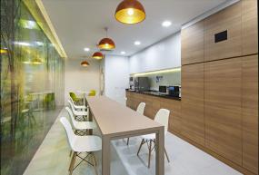 传媒文化公司玻璃隔断装潢效果图片