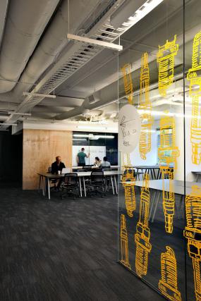 外国公司玻璃隔断图片装修