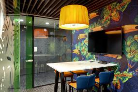 外国公司玻璃隔断装修实景图图片