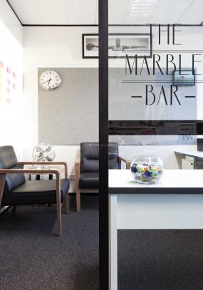 传媒文化公司玻璃隔断设计效果图片