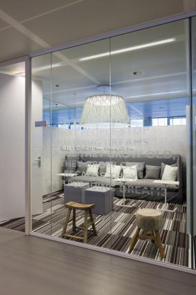 贸易公司玻璃隔断装修设计效果图片库