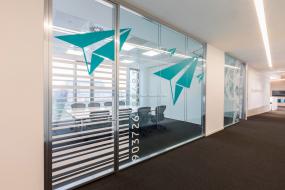 最新传媒文化公司玻璃隔断设计图片