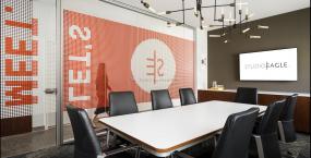 高档外国公司玻璃隔断装修图片