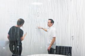 贸易公司玻璃隔断设计与装修效果图