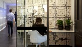 传媒文化公司玻璃隔断设计效果图