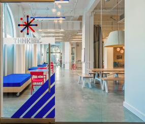 高端贸易公司玻璃隔断装修图片