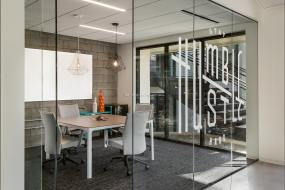 最新贸易公司玻璃隔断装饰效果图