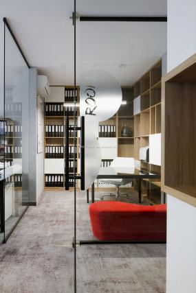 贸易公司玻璃隔断设计装修图片