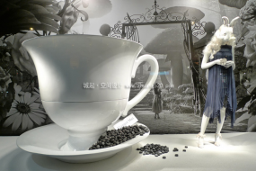 高端服装店橱窗装修图片