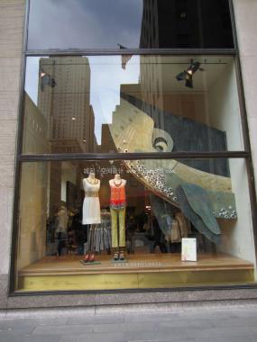 服装店橱窗装修设计效果图片