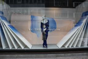 服装店橱窗装修装潢效果图