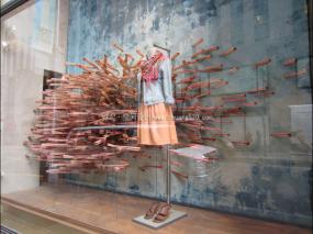 服装店橱窗装潢设计效果图片