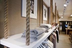 小型女装店装修实景图图片