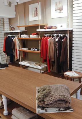 小型女装店装修图片