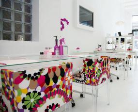 小型美甲店设计装饰图片