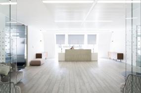 最新写字楼强化木地板装饰实景图