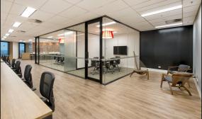 高档写字楼强化木地板装修效果图