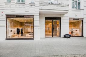 高端品牌女装专卖店装修效果图