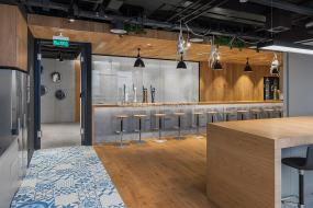 最新办公室仿实木地板装饰实景图