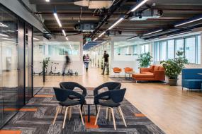 最新办公室三层复合实木地板装修设计效果图