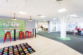 办公室木地板地垫装修实物图片