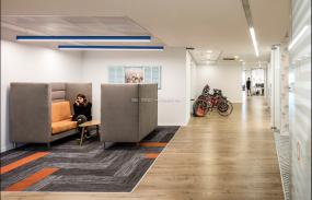 办公室三层复合实木地板装潢设计效果图片