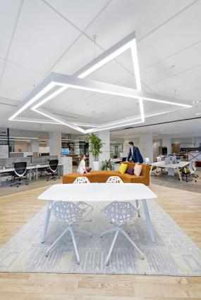 最新办公室木地板地垫装修设计图片