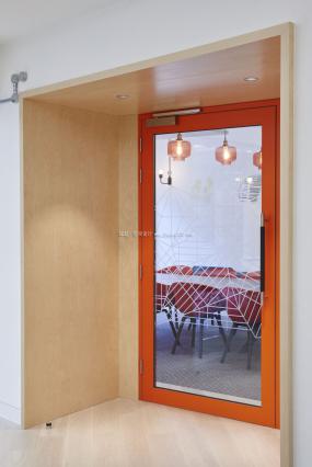 高端办公室榆木地板装修效果图