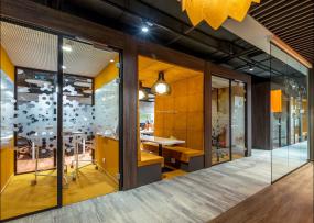 高端玻璃隔断办公室装修图片