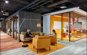 玻璃隔断办公室设计装饰图