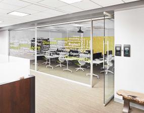 高档办公室玻璃门装修图片