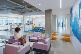 最新办公室玻璃门设计装饰效果图