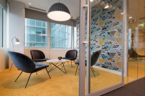 最新玻璃隔断办公室设计装饰效果图