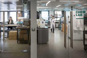 办公室玻璃门装潢效果图片