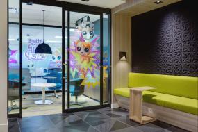 最新办公室玻璃门装饰效果图