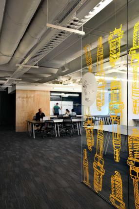 玻璃隔断办公室设计效果图